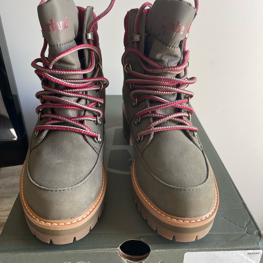 New in box Timberland courmayeur Valley boots